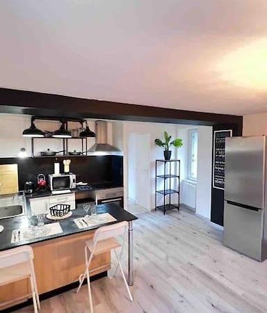 Logement Moderne Au Coeur Du Village Saint-Georges-de-Luzençon Zewnętrze zdjęcie