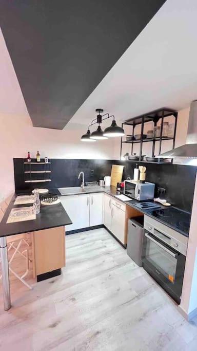 Logement Moderne Au Coeur Du Village Saint-Georges-de-Luzençon Zewnętrze zdjęcie