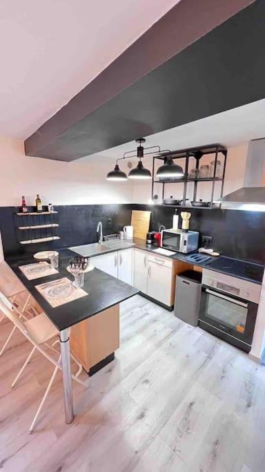 Logement Moderne Au Coeur Du Village Saint-Georges-de-Luzençon Zewnętrze zdjęcie